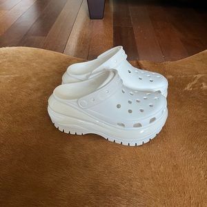 Crocs Mega Crush Clogs. Size 6.